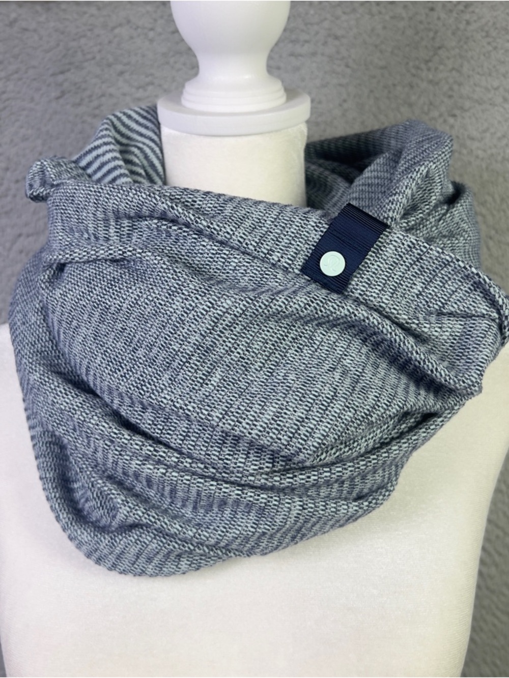 Lululemon Vinyasa Scarf Women OS Blue Gray Striped Stretch Snap Closure Preppy